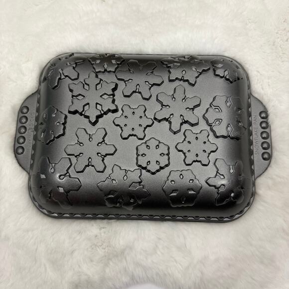 Nordic Ware Nonstick Cast‎ Aluminum Snowflake Baking Pan 13"x8.5" - Picture 2 of 4